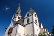 L'église Saint-Clément de Mayen en Rhénanie-Palatinat possède 
un clocher tors. L'église date de 1350 et la flèche du clocher s'était 
tordue avec le temps. L'église fut bombardée pendant la deuxième 
guerre mondiale mais le clocher fut reconstruit volontairement tordu entre 1950 et 1953. Il mesure 
51 mètres dont 20 mètres pour la flèche. Celle-ci tourne 
d'un quart de tour.