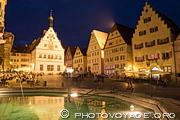 Place du Marché (Marktplatz) à Rothenburg ob der Tauber à 
la tombée de la nuit. L'eau à l'avant plan est celle de la fontaine 
de Saint Georges.
