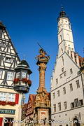 Colonne de la fontaine de St Georges devant l'hôtel de ville (Rathaus) de 
Rothenburg ob der Tauber