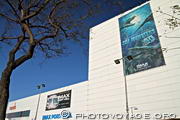 Affiche d'un documentaire sur les monstres marins apposé sur la façade 
blanche du cinéma IMAX de Port Vell qui projette des films en 3 dimensions.