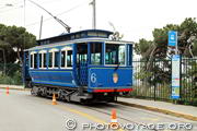 Le Tramvia Blau (tramway bleu)  relie la Pl. Kennedy au funiculaire de Tibidabo.