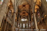 La basilique de Santa Maria del Mar, aussi connue sous le nom de catedral de la Ribera, fut bâtie en moins de 60 ans dans le plus pur style gothique catalan. Elle comporte trois nefs quasi de même hauteur.