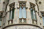 Détail des fenêtres de style néogothique de la tourelle d'angle 
de la Casa Pascual i Pons - Ruta del modernisme de Barcelona