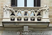 Balcon des cases Rocamora aux motifs naturalistes typique du modernisme. Oeuvre 
des frères Joaquim et Bonaventura Bassegoda, cet immeuble de 1914 possède 
un style néogothique très marqué.