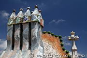 Le toit de la Casa Batllo est une féerie de cheminées fantaisistes 
aux formes sculpturales revêtues de céramique et de verre peint.