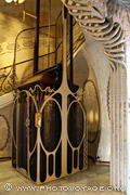 Ascenseur moderniste de la Casa Sayrach et paroi aux formes organiques qui ne sont pas sans rappeler le style de Gaudi.