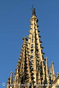 La flèche de la cathédrale de Barcelone n'a été ajoutée 
qu'au XIXe siècle mais les architectes ont respecté le style gothique 
flamboyant des plans originaux.