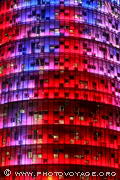 Plus de 4000 diodes électroluminescentes (LED) intégrées 
à la façade de la tour Agbar permettent la création d'images 
sur les parois extérieures et offrent ainsi un magnifique éclairage 
nocturne.
