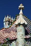 Sur le corps de la tourelle, Gaudi n'a pu s'empêcher de mettre des références 
religieuses : JHS pour Jésus, M pour Marie et JHP pour Joseph, le tout 
surmonté par une croix à 4 bras.