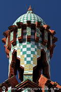 Dès ses premières oeuvres, Gaudi pris l'habitude de coiffer ses 
constructions par une tourelle aérée. Celle-ci est de style mudéjar 
en brique rouge et recouverte d'un damier de carrelage blanc et vert