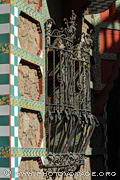 Les fenêtres du rez de chaussée de la Casa Vicens sont protégées 
par des grilles en fer forgé dessinées par Gaudi.