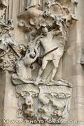 Sur la façade de la Nativité de la Sagrada Familia, un soldat romain 
brandissant un enfant et une épée illustre l'épisode du massacre 
des innocents.