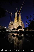 La façade de la Nativité est éclairée la nuit et se refléte dans l'étang de la Plaça de Gaudi - cathédrale 
de la Sagrada Familia
