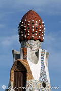 La cheminée de la conciergerie du Park Güell a la forme d'un champignon. 
Les points blancs de cette amanite tue-mouche sont constitués de tasses 
blanches en porcelaine.