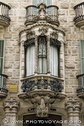 Tribune au dessus de l'entrée de la Casa Calvet. La maison Calvet fut le 
premier immeuble que Gaudi construisit à Barcelone pour le compte de Pere 
Martir Calvet de 1898 à 1900 - carrer Casp 48