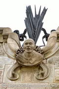 Parmi les détails de la façade de la Casa Calvet, on remarque trois 
bustes qui dominent l'édifice dont celui de Sant Genís de Roma, 
un des saints patrons de Villasar, ville natale de Calvet. Le drôle d'éventail 
en fer forgé situé derrière le saint est une branche de palmier, 
symbole du martyre.