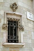 Le caractère moderniste de la Casa Pascual i Pons se retrouve jusque dans 
les éléments naturalistes qui décorent cette fenêtre 
du rez de chaussée.
