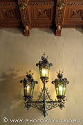 Entrée de la Casa Pascual i Pons avec son plafond à caissons en 
bois sculpté et ses magnifiques luminaires en fer et en verre.