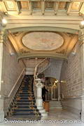 Dans le vestibule de la Casa Malagrida, on admirera l'escalier en marbre et les fresques du plafond à caissons. Ce petit palais urbain fait partie de la 
Ruta del Modernisme et se situe Passeig de Gracia, 27.