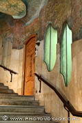 La coloration des peintures murales de la cage d'escalier de la Casa Mila accentue la sensation de grotte sous-marine ainsi que la lumière verdâtre filtrant des fenêtres aux formes excentriques.
