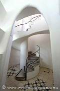 Escalier en colimaçon permettant d'accéder au toit de la Casa Battlo depuis les combles.