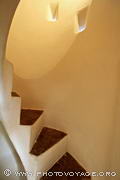 Petit escalier en colimaçon de la tourelle de la Casa Batllo. Il mène 
du grenier à un étroit chemin de ronde situé à la 
base du toit