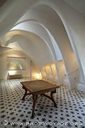 Le grenier de la Casa Batllo est constitué de voûtes cloisonnées 
de forme parabolique, plâtrées et peintes en blanc.