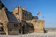 Les remparts sont percés d'une porte qui permet l'accès au village du Mont Saint Michel. Elle est appelée porte de l'Avancée. Le Corps de Garde des Bourgeois à gauche de la porte 
abrite l'office du tourisme.