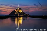 Le Mont Saint Michel est en réalité situé en Normandie mais sa baie annonce l'arrivée en Bretagne. A la tombée de la nuit, l'abbaye s'illumine. L'éclairage se reflète dans la mer qui encercle le Mont à marée haute.