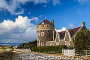 Voici le bâtiment surnommé Château Rouge ou Moulin Rouge qui 
a donné son nom à la plage de Pouladen, la première de la presqu'ile de Quiberon dans le Morbihan. Cette maison borde la plage près du Fort de Penthièvre.