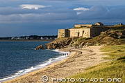 La plage de Pouladen appelée aussi plage du Château Rouge se situe 
à proximité de l'isthme de la presqu'île de Quiberon dans 
le Morbihan. Elle s’étire sur 600 mètres vers le fort de Penthièvre 
et est bordée de petites dunes. Le fort est actuellement un centre d'entrainement militaire et d'initiation commando.
