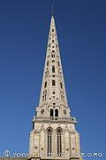 La cathédrale Saint-Tugdual de Tréguier dans les Côtes-d'Armor 
possède trois clochers dont cette curieuse flèche ajourée 
surnommée le clocher du Diable. Financée par une taxe sur les jeux 
de carte, elle a été décorée avec les motifs d'un jeu de cartes, carreau, trèfle, pique et coeur.