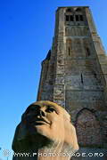 "Regard de Lumière" sculpture de Charles Delporte au pied de la tour de Damme <br>(photo publiée avec l'aimable autorisation du sculpteur Charles Delporte)