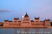 pleine lune se levant derrière le Parlement de Budapest