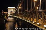 détail du parapet du pont des chaines (Széchenyi Lanchid) éclairé de nuit