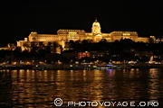 le Palais Royal éclairé de nuit domine le Danube depuis la colline de Buda