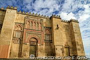 Le mur occidental extérieur de la mosquée cathédrale de Cordoue a conservé 
les anciennes portes de al-Hakam II. La grande  est la 
Puerta de San Ildefonso et la petite discrète, la Puerta del Sabat.