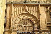 Le Postigo del Palacio est situé sur la façade occidentale de la 
mosquée cathédrale de Cordoue. Cette porte qui fait face au palais 
épiscopal marie harmonieusement des éléments musulmans (arc 
outrepassé et panneau de voûte) et chrétiens (fleuron, pignon, 
moulures gothiques).