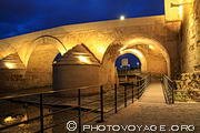 Au pied de la Torre de Calahorra, une passerelle permet de passer sous une arche de l'ancien pont romain.