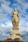Au centre du pont romain se trouve une sculpture de San Rafael réalisée 
en 1651 par le sculpteur Bernabé Gomez del Rio. L'archange Saint Raphaël est le patron protecteur de la ville de Cordoue depuis qu'il stoppa une épidémie de peste.
