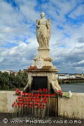 Les habitants de Cordoue vouent un culte particulier à l'archange San Rafael. Ils viennent prier sa statue au milieu du pont romain en allumant 
des bougies et en lui offrant des bouquets de fleurs.