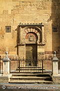 Porte de San Miguel percée dans le mur occidental de la mosquée 
cathédrale de Cordoue.