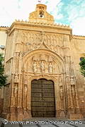 La porte de l'ancienne chapelle gothique de l'hôpital de San Sebastián est riche en décoration plateresque. Il a été construit entre 1512 et 1516 par l'architecte Hernán Ruiz le Vieux et abrite actuellement 
le palais des congrès et des expositions.