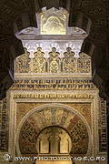 Décoration et inscriptions arabes surmontant le mihrab de la mosquée 
cathédrale de Cordoue. Comme toute représentation divine, humaine 
ou animale est interdite par l'islam, il ne reste plus que les décorations 
florales et la calligraphie pour agrémenter le mur de la qibla.