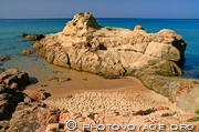 rochers de granit rose bordant la plage d'Esigna dans le golfe de Sagone