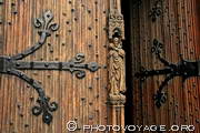 détail de la porte d'entrée de la cathédrale Saint Bavon