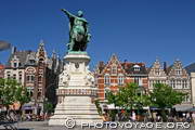 statue de Jacob Van Artevelde devant des maisons de guildes sur la place du Vrijdagmarkt 