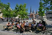 gantois et touristes buvant un verre à la terrasse d'un café sur la place Vrijdagmarkt