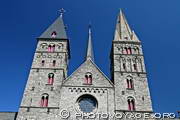 façade de l'église Saint Jacques avec ses tours dissymétriques 
- Sint Jacobskerk