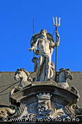 Neptune surmontant l'entrée de l'Ancien Marché aux Poissons - Oude Vismijn